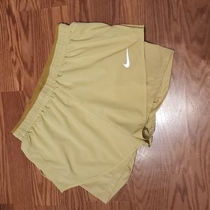 Nike running shorts‎ med